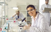 A female scientist in a laboratory: What does she earn?