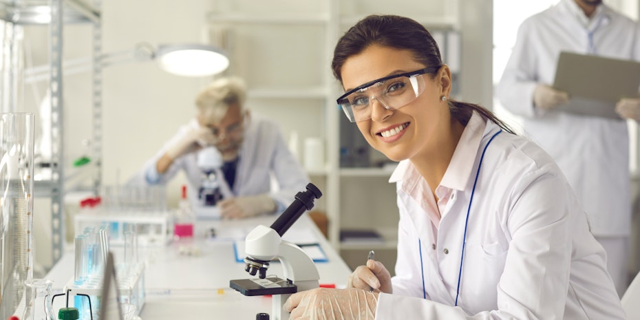A female scientist in a laboratory: What does she earn?