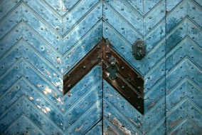 Wooden door as a metaphor for trainee's salary in Germany